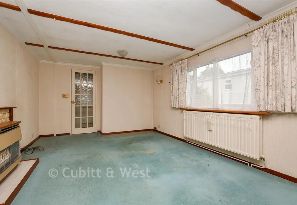 Lounge - Ashurst Drive, Tadworth, Surrey - Wards of Kent