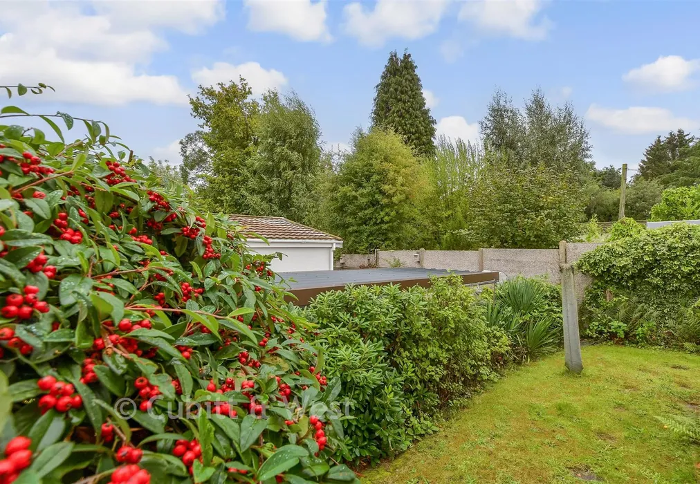 Side Garden - Ashurst Drive, Tadworth, Surrey - Wards of Kent