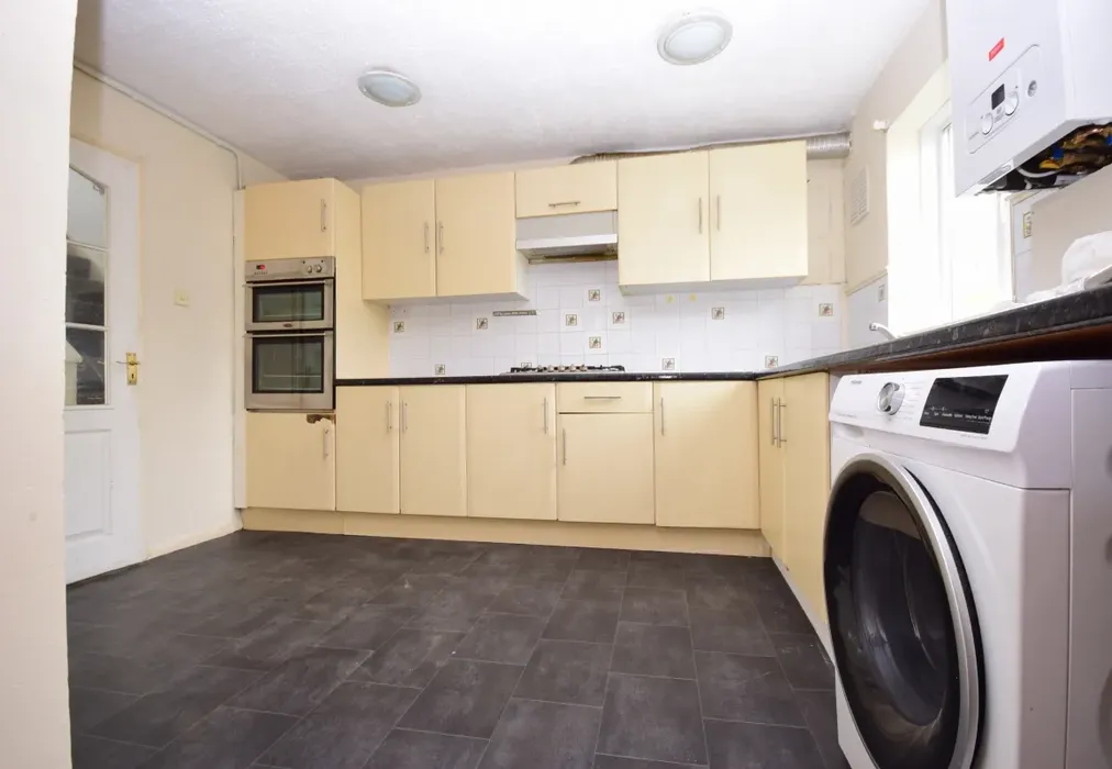 Kitchen - Roodegate, Basildon, SS14 - Wards of Kent