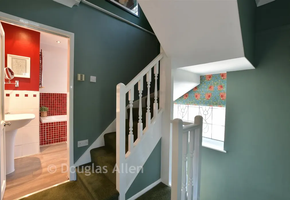 Landing - Avon Road, Upminster, Essex - Wards of Kent