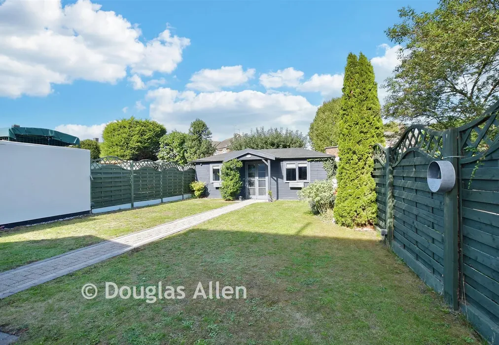 Rear Garden - Avon Road, Upminster, Essex - Wards of Kent