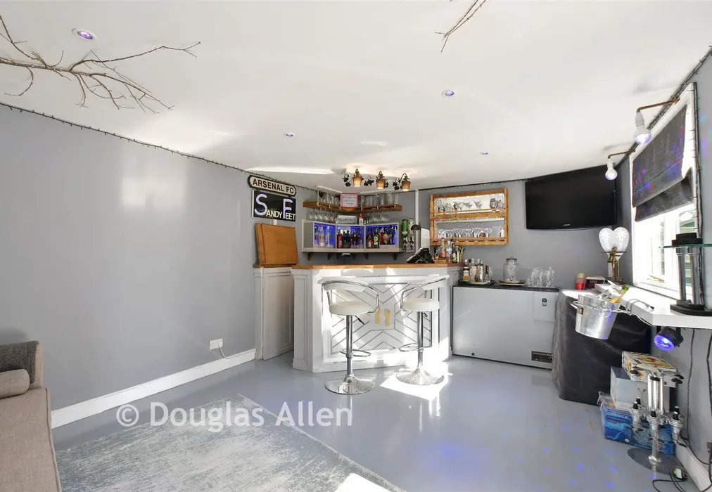 Workshop/Outbuildings - Avon Road, Upminster, Essex - Wards of Kent