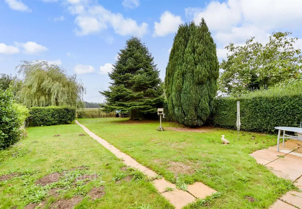 Rear Garden - Swan Lane, Sellindge, Ashford, Kent - Wards of Kent