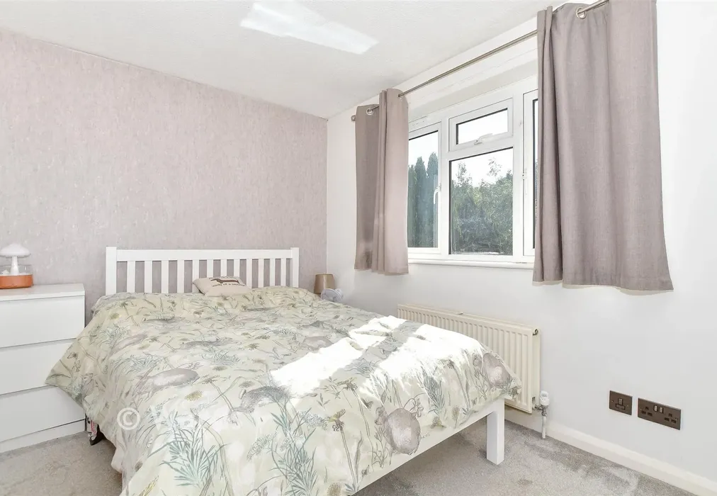 Bedroom 1 - College Avenue, Tonbridge, Kent - Wards of Kent