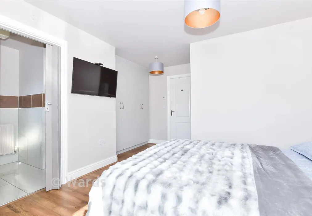 Bedroom 1 - Waterloo Walk, Kings Hill, West Malling, Kent - Wards of Kent