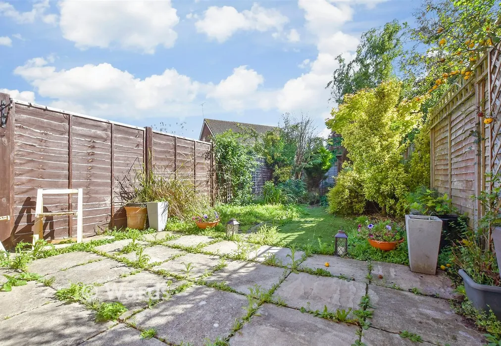 Rear Garden - Farleys Way, Peasmarsh, Rye, East Sussex - Wards of Kent