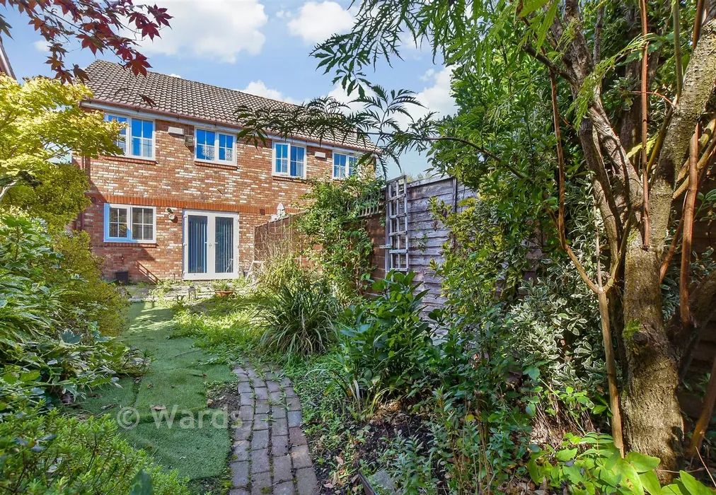 Rear Garden - Farleys Way, Peasmarsh, Rye, East Sussex - Wards of Kent