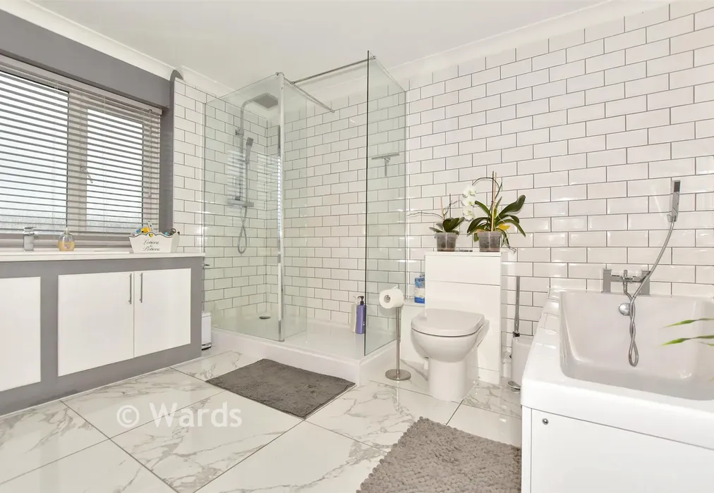 Bathroom - High Knocke, Dymchurch, Kent - Wards of Kent