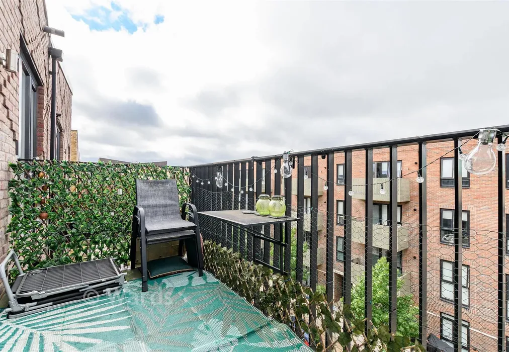 Balcony - Corys Road, Rochester, Kent - Wards of Kent