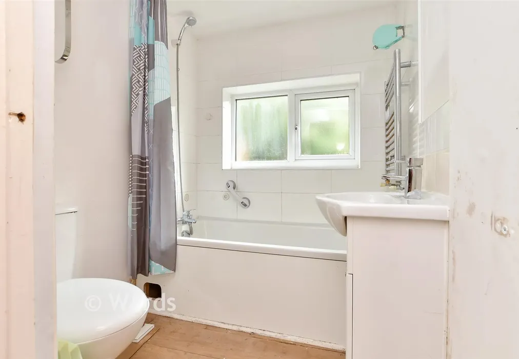 Bathroom - Downs Road, Ramsgate, Kent - Wards of Kent
