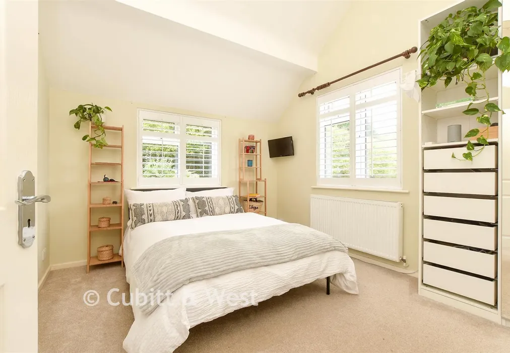 Bedroom 1 - Felday Houses, Holmbury St Mary, Dorking, Surrey - Wards of Kent