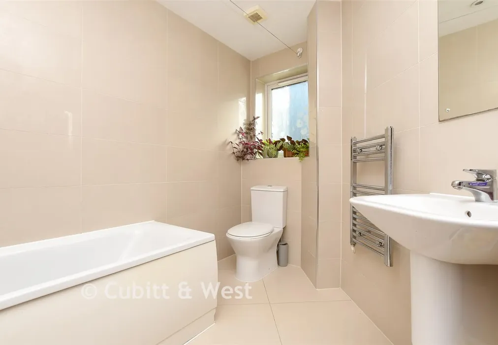 Bathroom - St. Anne's Drive, Redhill, Surrey - Wards of Kent