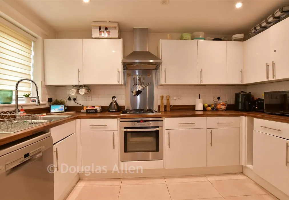 Kitchen - Market Avenue, Wickford, Essex - Wards of Kent