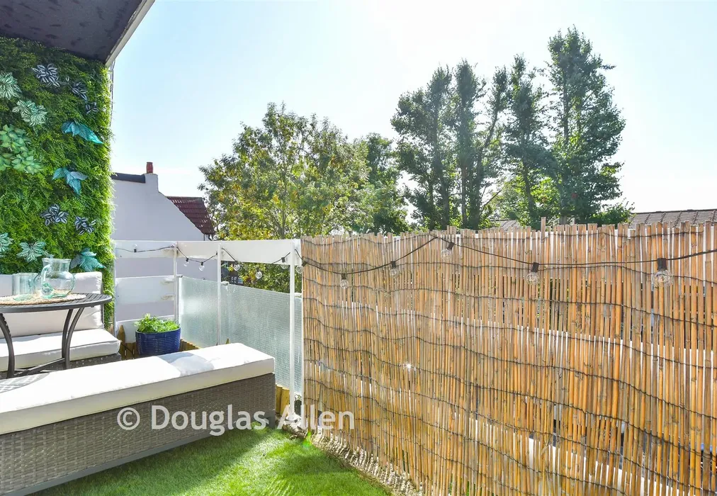 Balcony New - Broadmead Road, Woodford Green - Wards of Kent