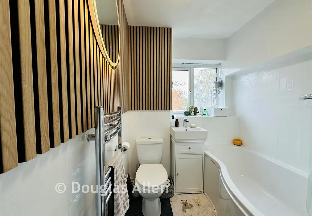Bathroom - Broadmead Road, Woodford Green - Wards of Kent