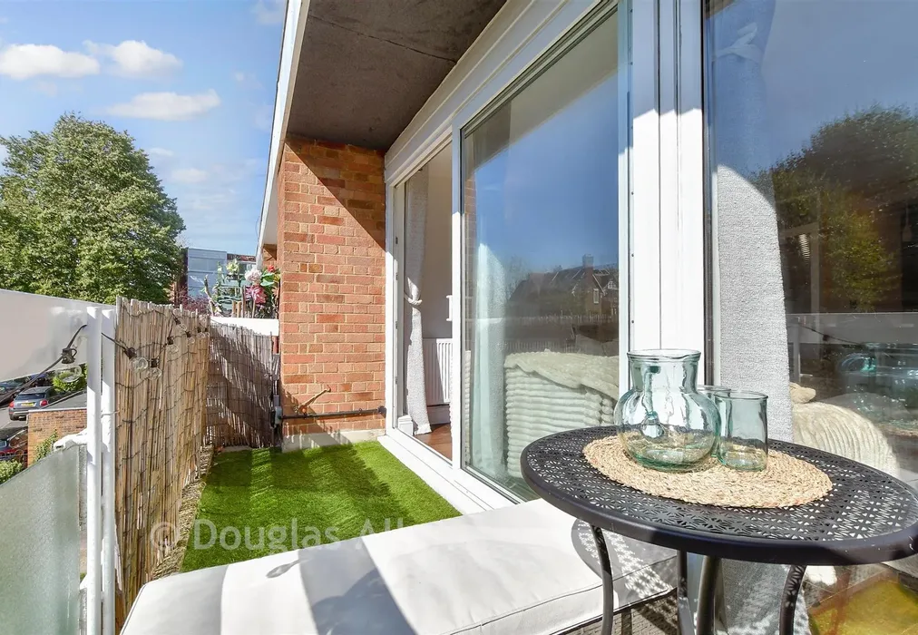 Balcony / Terrace - Broadmead Road, Woodford Green - Wards of Kent