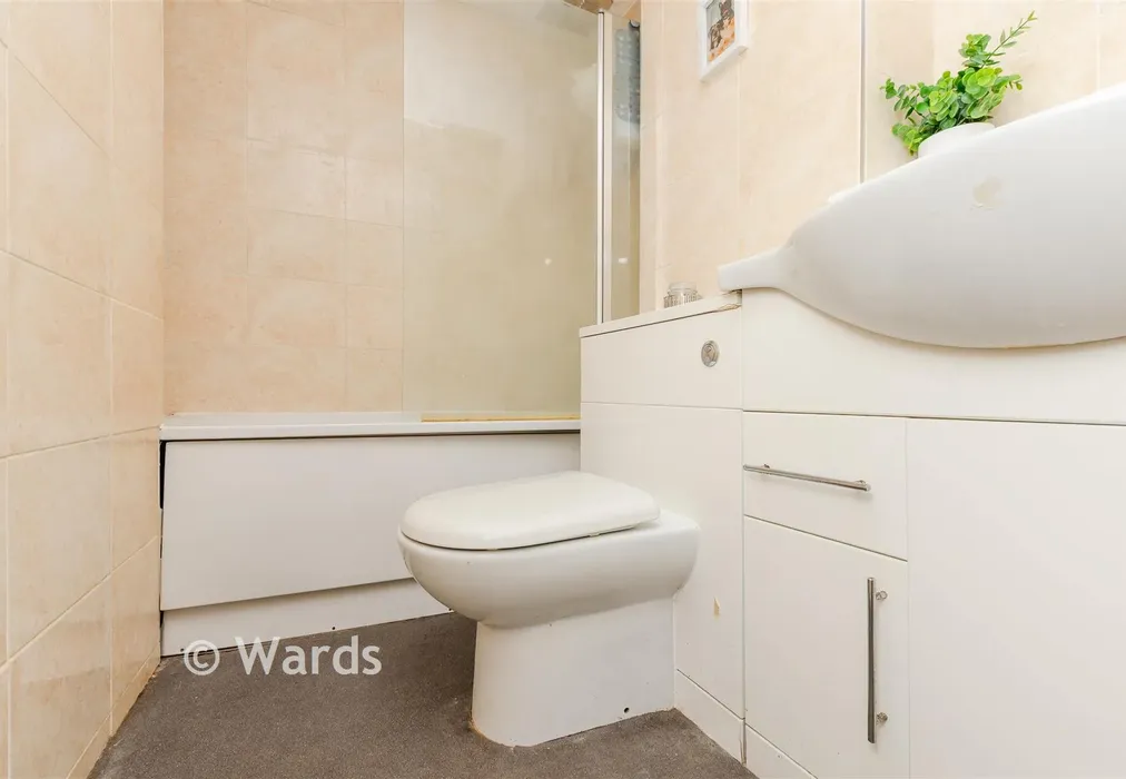 Bathroom - Hardwick Crescent, Dartford, Kent - Wards of Kent