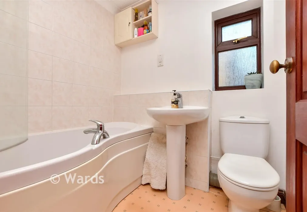 Bathroom - Bromstone Road, Broadstairs, Kent - Wards of Kent