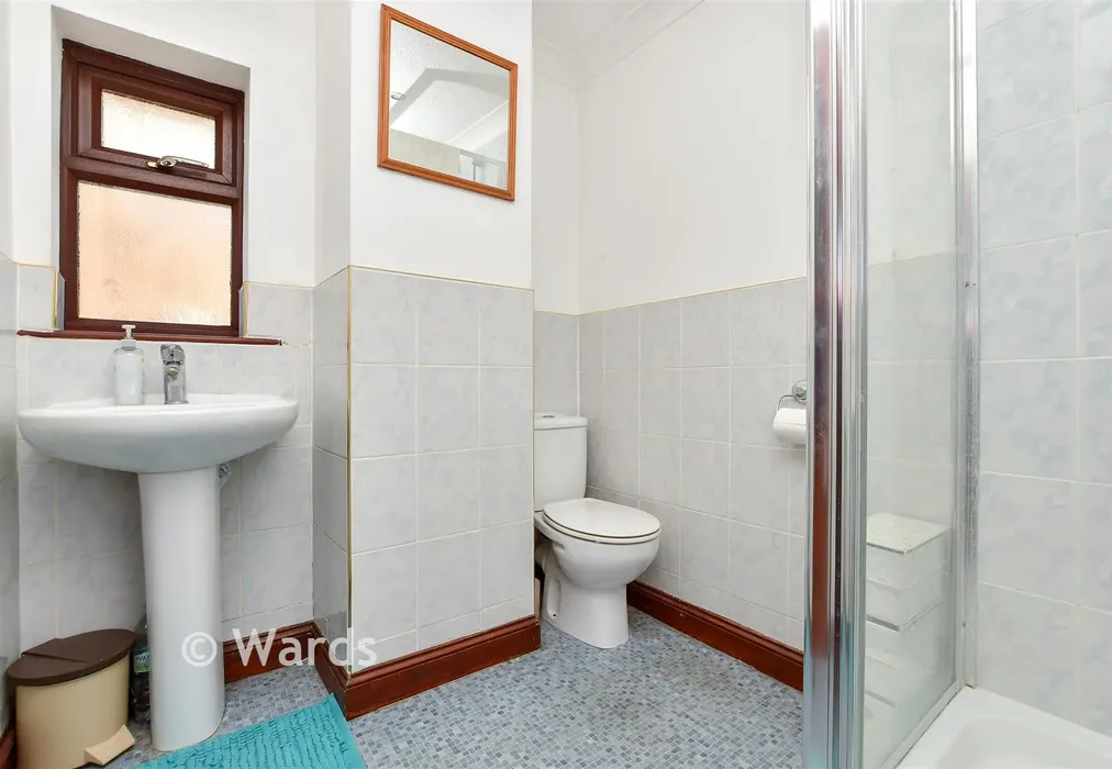 En-Suite - Bromstone Road, Broadstairs, Kent - Wards of Kent