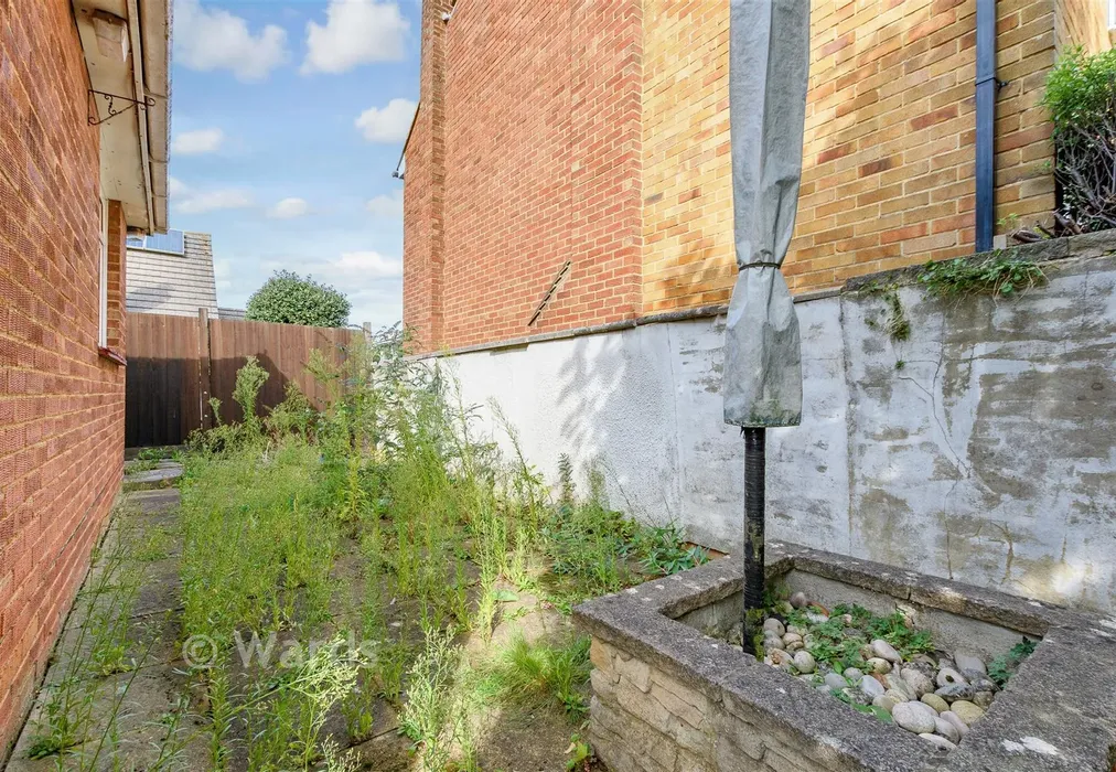 Side Garden - Victoria Road, Walderslade, Chatham, Kent - Wards of Kent