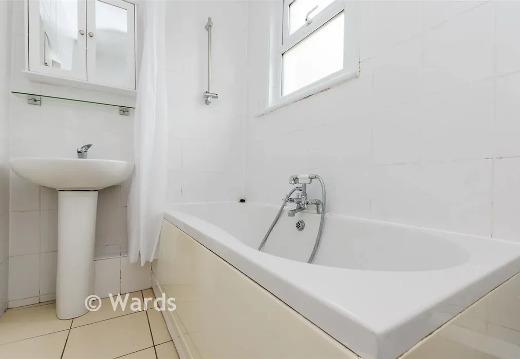Bathroom - Foord Street, Rochester, Kent - Wards of Kent