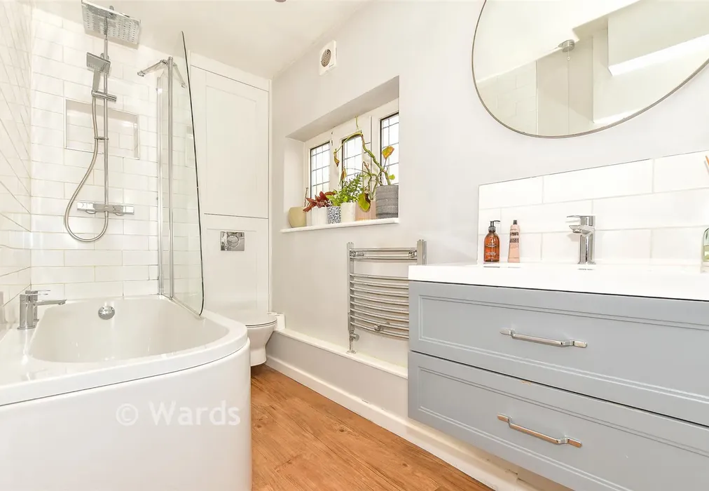 Bathroom - Wheeler Street, Headcorn, Ashford, Kent - Wards of Kent