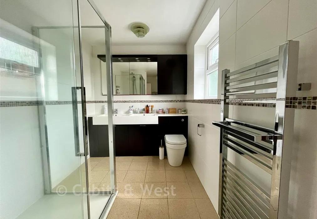 En-Suite Shower Room - Estcots Drive, East Grinstead, West Sussex - Wards of Kent