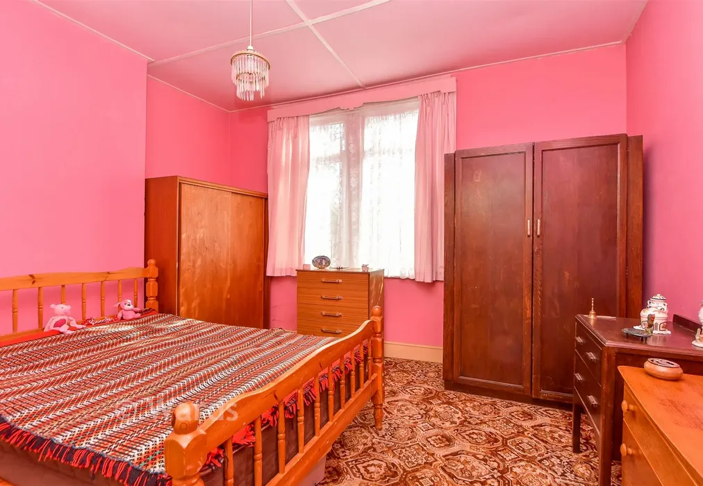 Bedroom 1 - Queenborough Road, Minster On Sea, Sheerness, Kent - Wards of Kent