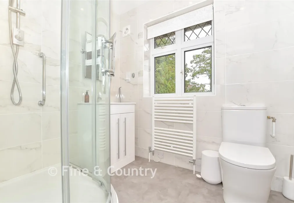 Shower Room - Piccadilly Lane, Mayfield, East Sussex - Wards of Kent