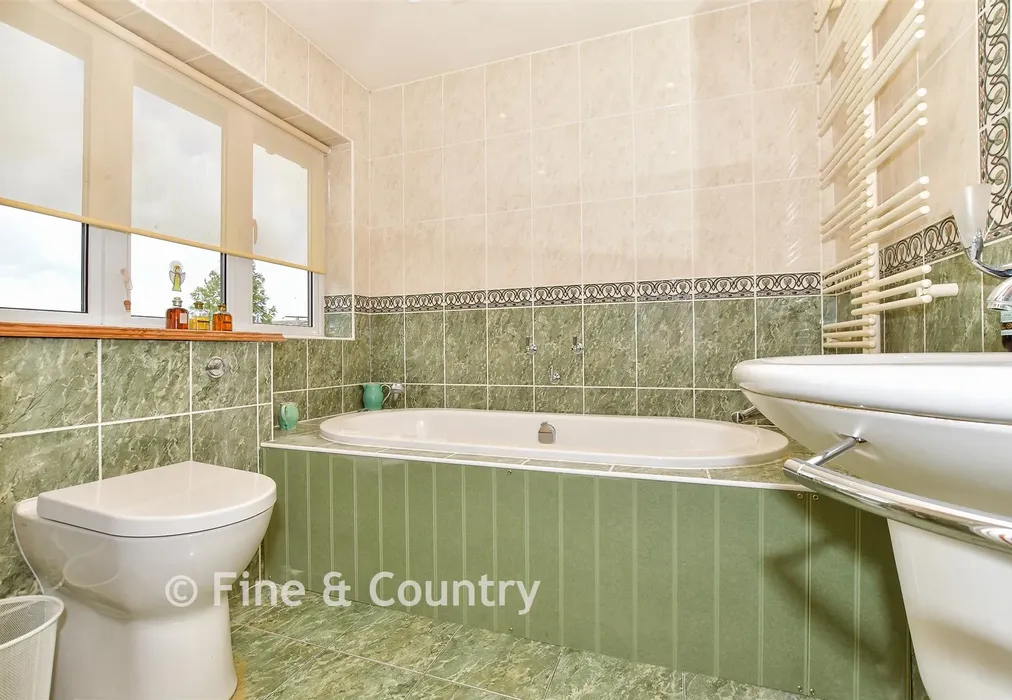 En-Suite Bathroom - Piccadilly Lane, Mayfield, East Sussex - Wards of Kent