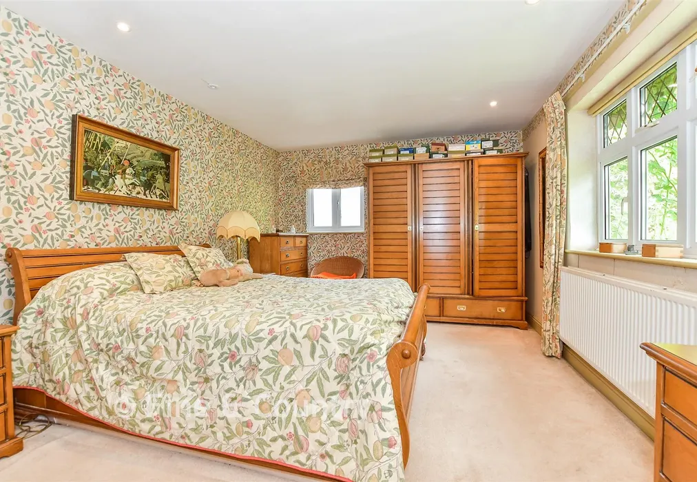 Bedroom 1 - Piccadilly Lane, Mayfield, East Sussex - Wards of Kent