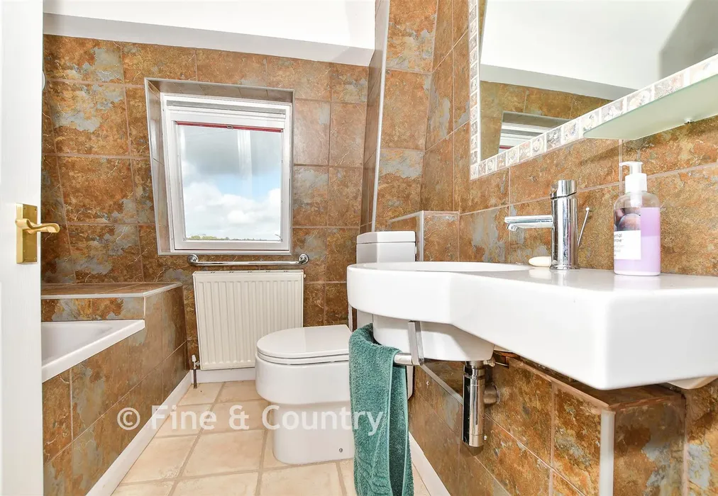 Annexe Bathroom - Piccadilly Lane, Mayfield, East Sussex - Wards of Kent