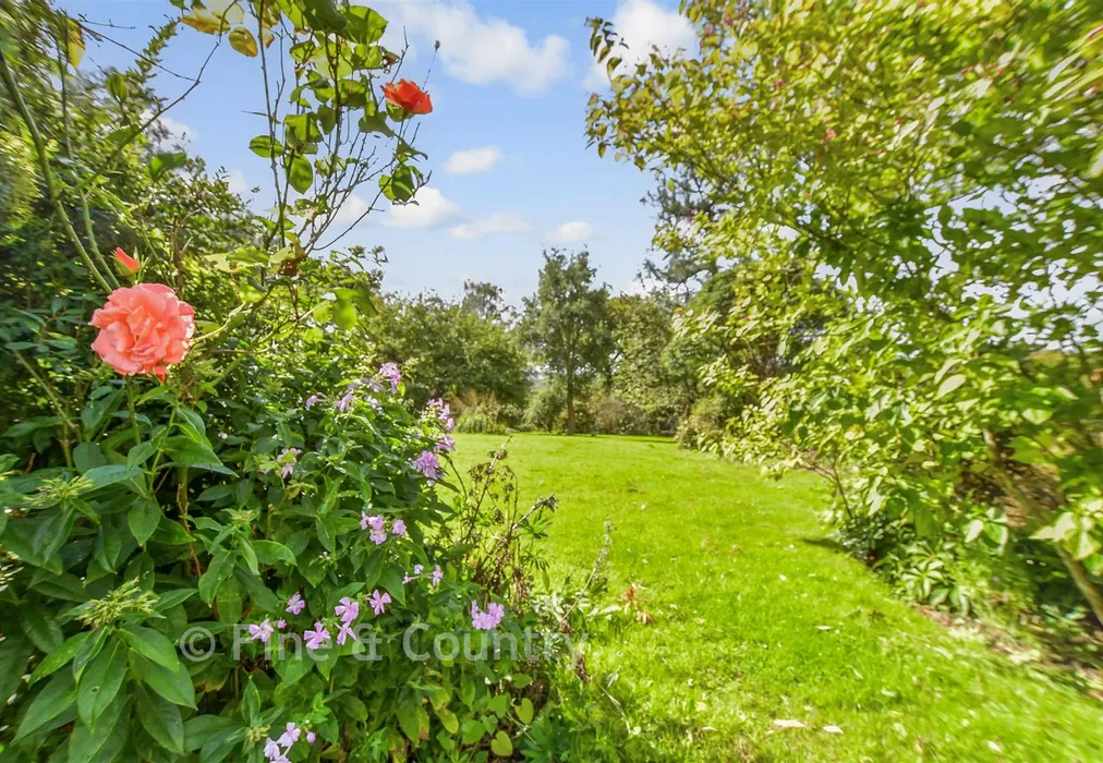 External Lifestyle Photograph - Piccadilly Lane, Mayfield, East Sussex - Wards of Kent