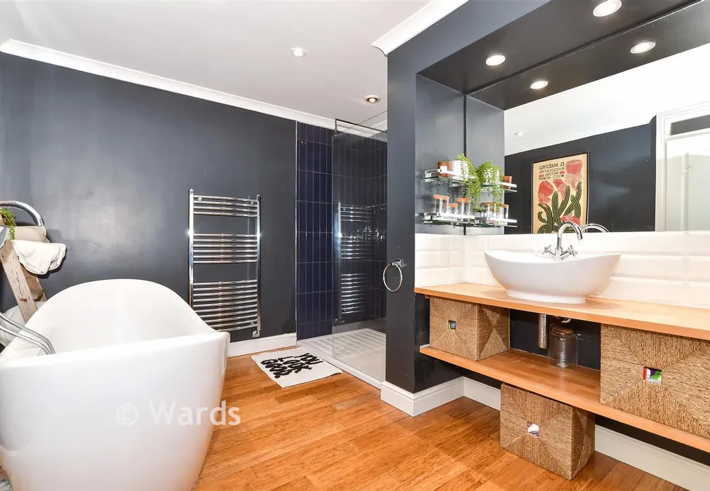 Bathroom - Sandling Road, Maidstone, Kent - Wards of Kent