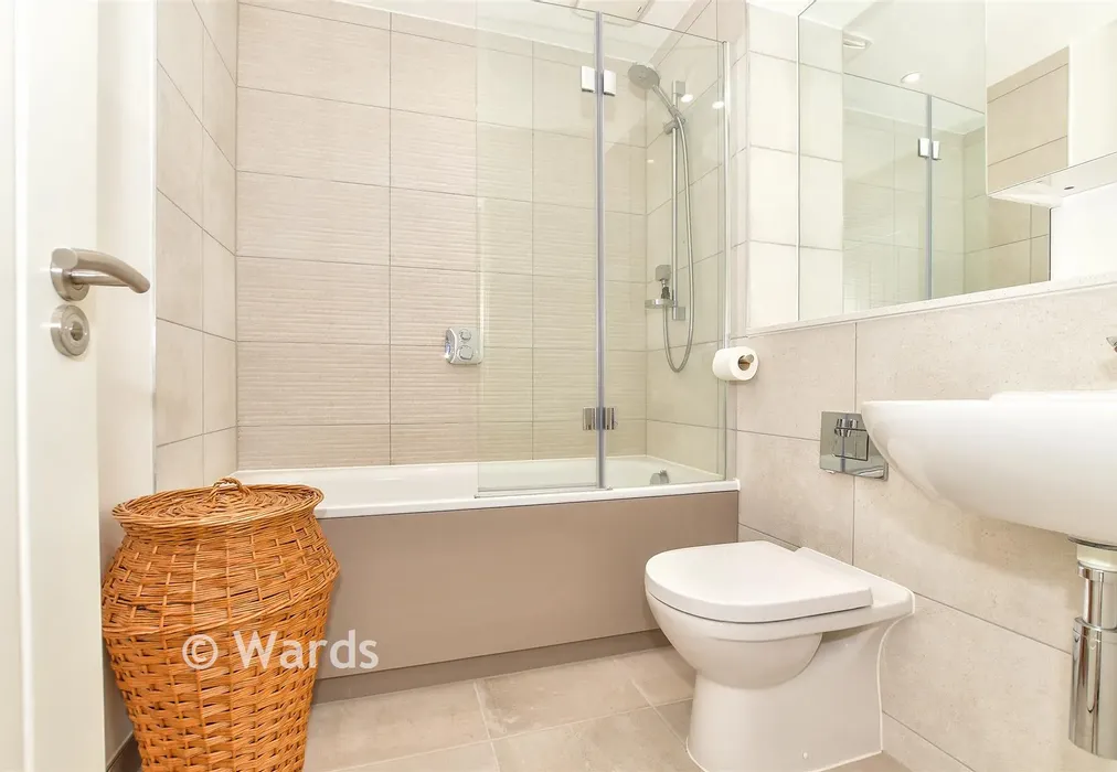 Bathroom - Six Fields, Tenterden, Kent - Wards of Kent