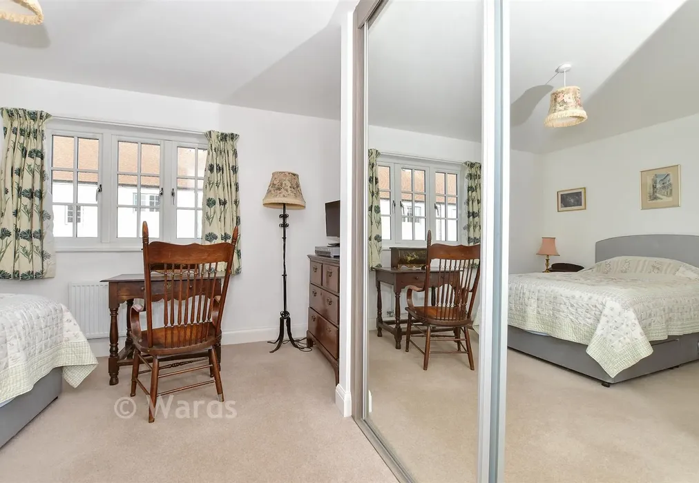 Bedroom 1 - Six Fields, Tenterden, Kent - Wards of Kent