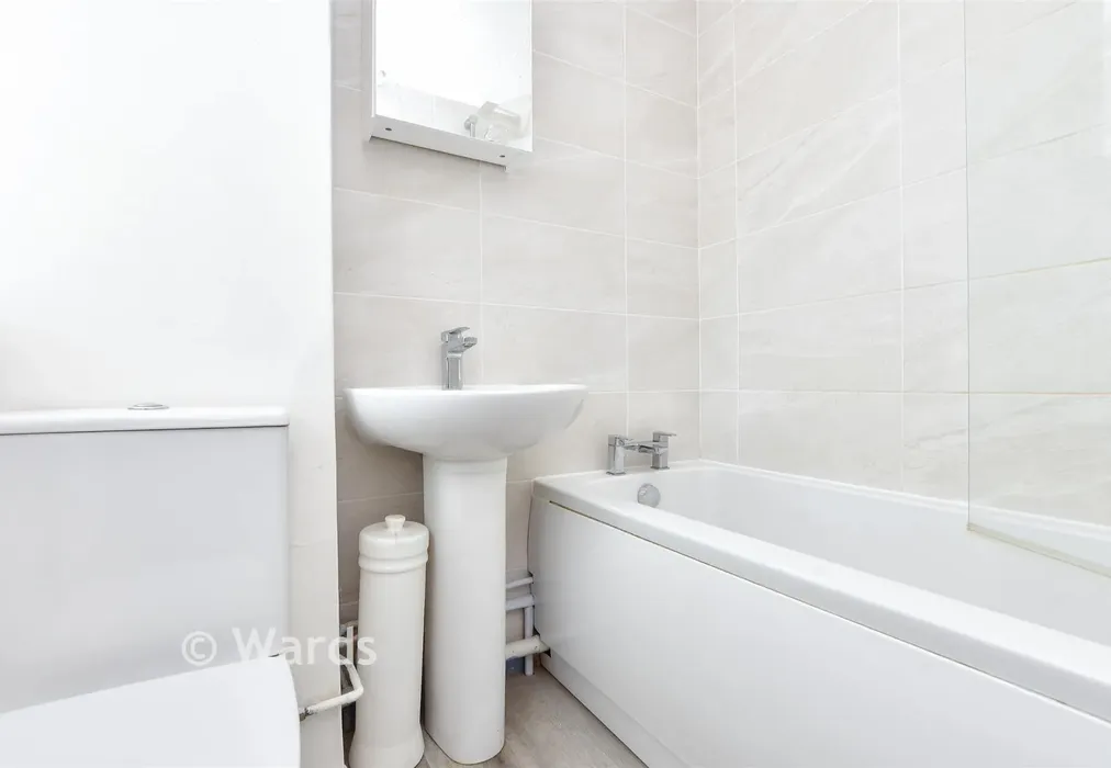 Bathroom - Linksfield Road, Westgate-On-Sea, Kent - Wards of Kent