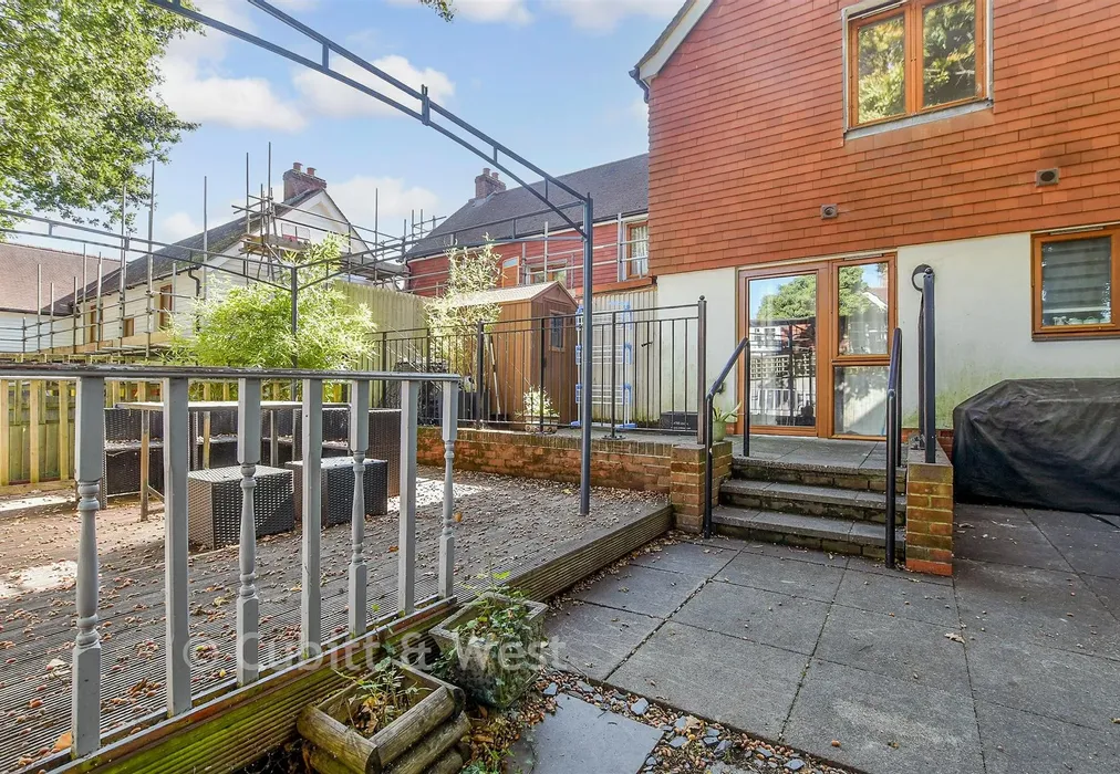 Rear Garden - Evelyn Clark Square, Forest Row, East Sussex - Wards of Kent
