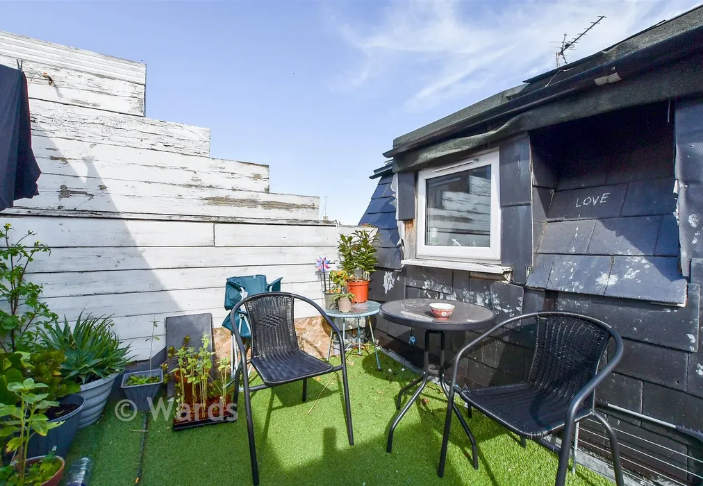 Balcony - Carroways Place, Margate, Kent - Wards of Kent