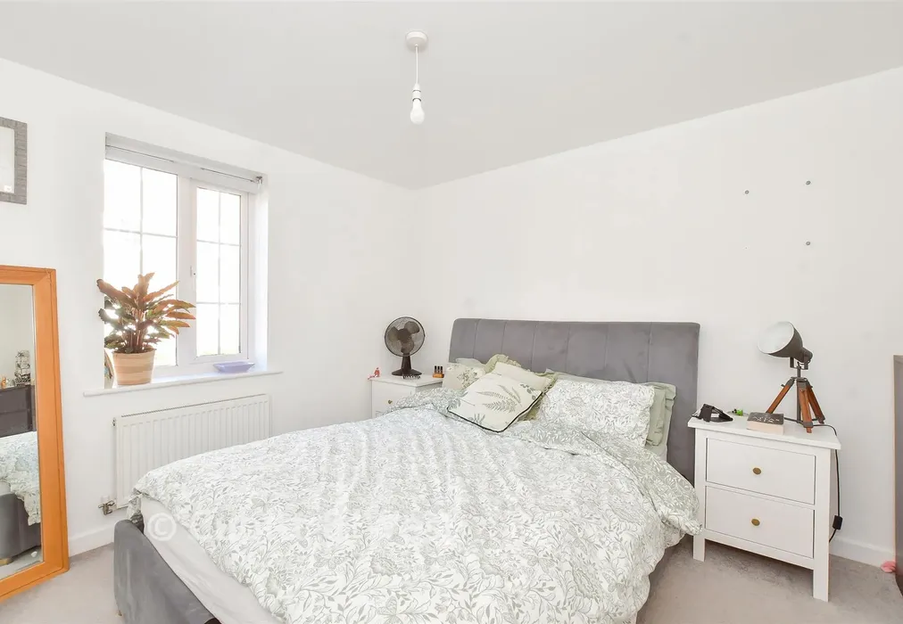 Bedroom 1 - The Boulevard, Chichester, West Sussex - Wards of Kent