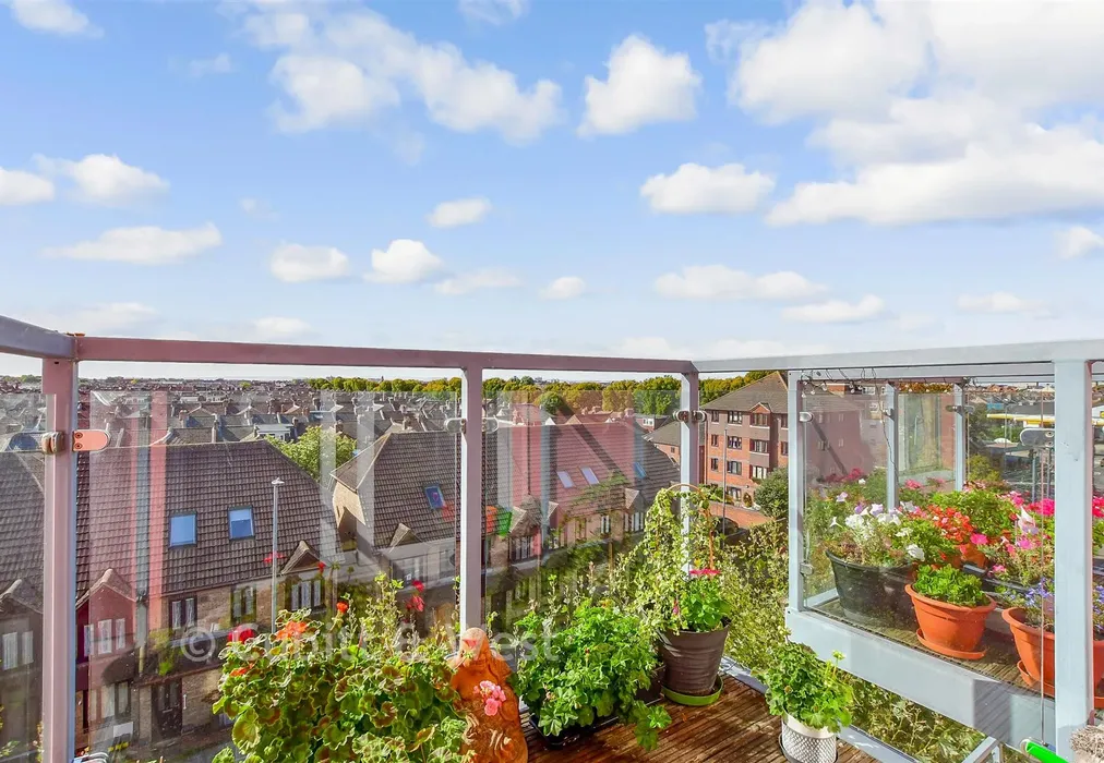 Balcony / Terrace - Goldsmith Avenue, Southsea, Hampshire - Wards of Kent