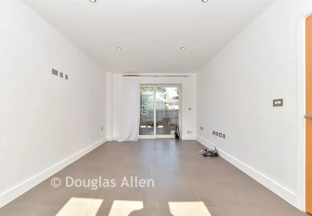 Lounge - Buckingham Road, Epping, Essex - Wards of Kent