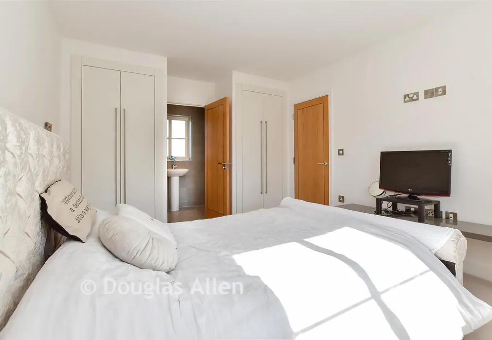 Bedroom 1 - Buckingham Road, Epping, Essex - Wards of Kent