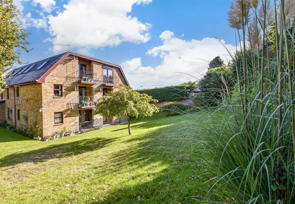 Communal Gardens - Victoria Avenue, Shanklin, Isle of Wight - Wards of Kent