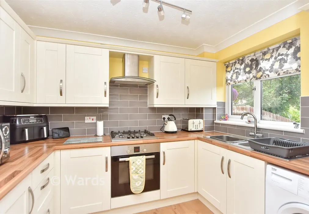 Kitchen - Brenzett Close, Walderslade, Chatham, Kent - Wards of Kent