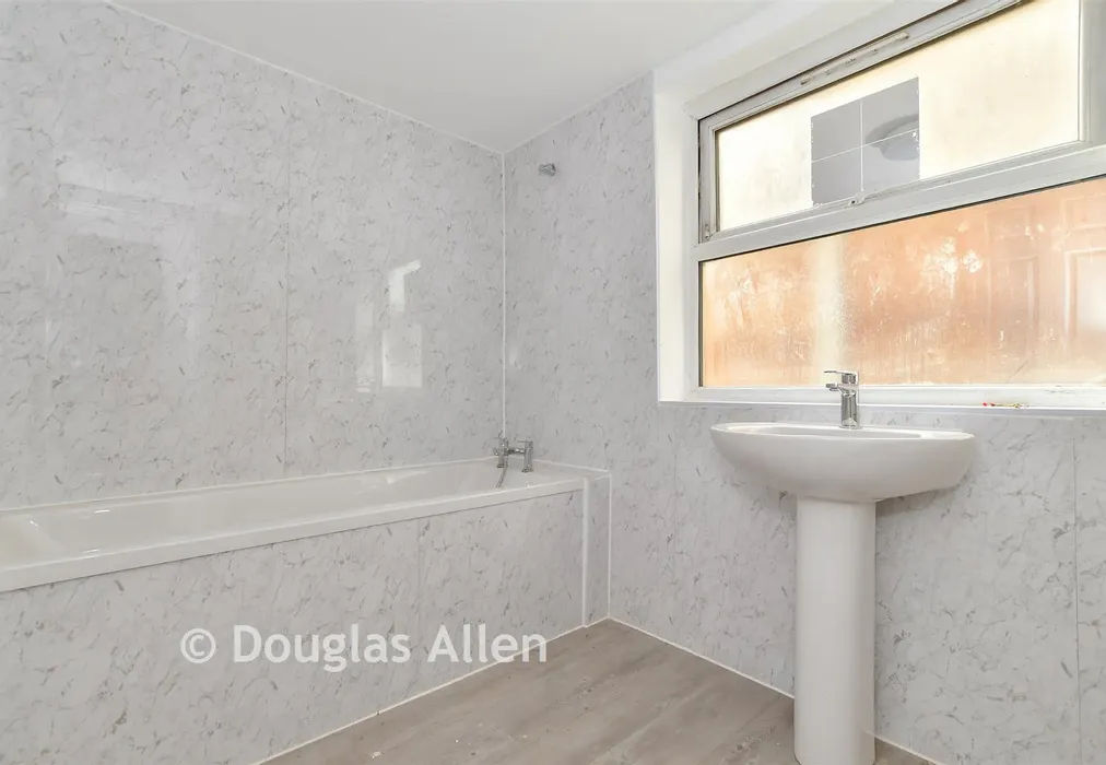 Bathroom - Cann Hall Road, Leytonstone - Wards of Kent