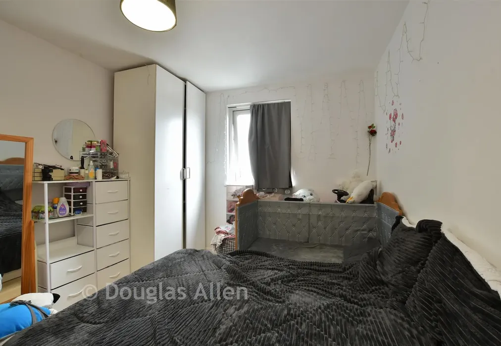 Bedroom - Eastern Avenue, Ilford, Essex - Wards of Kent