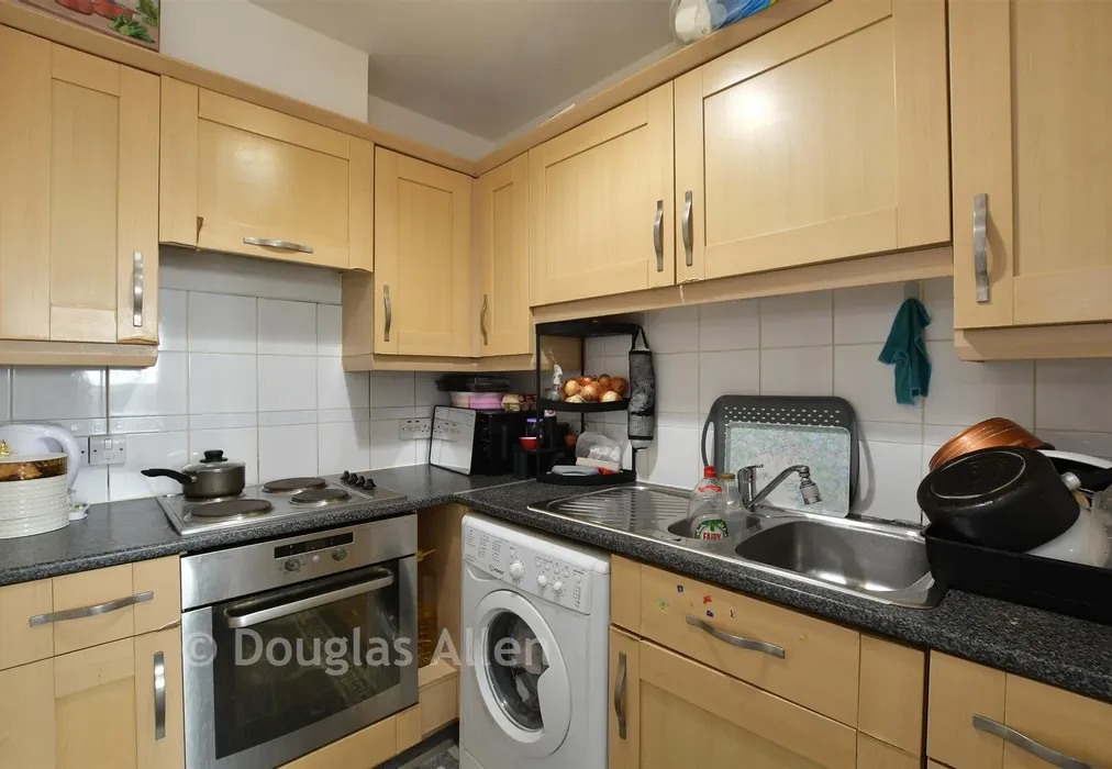 Kitchen - Eastern Avenue, Ilford, Essex - Wards of Kent