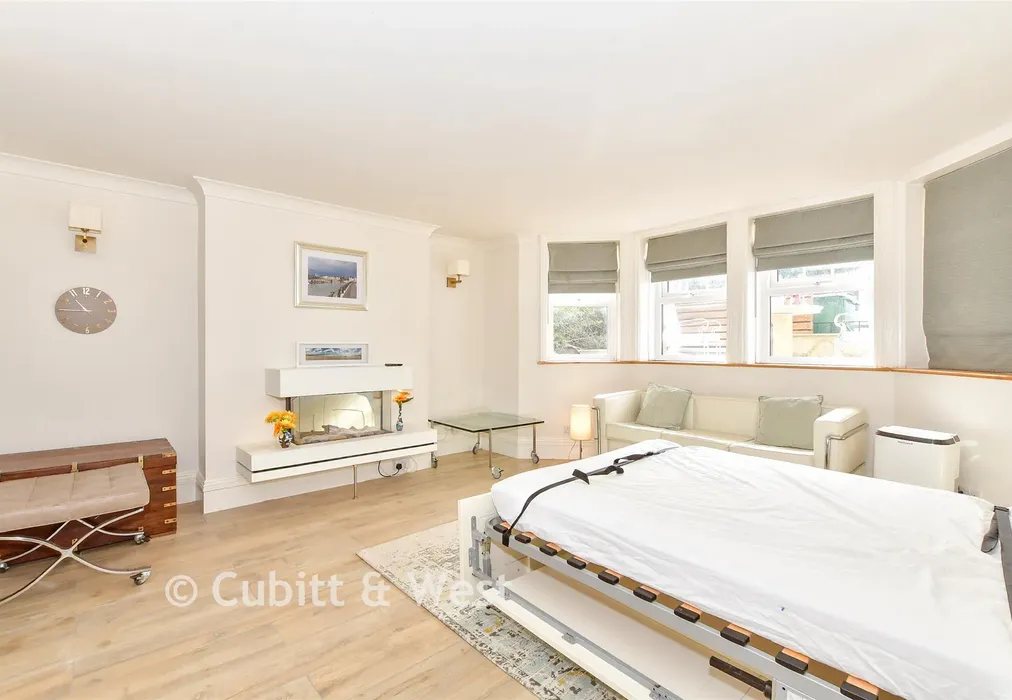 Lounge/Bedroom - South Terrace, Littlehampton, West Sussex - Wards of Kent