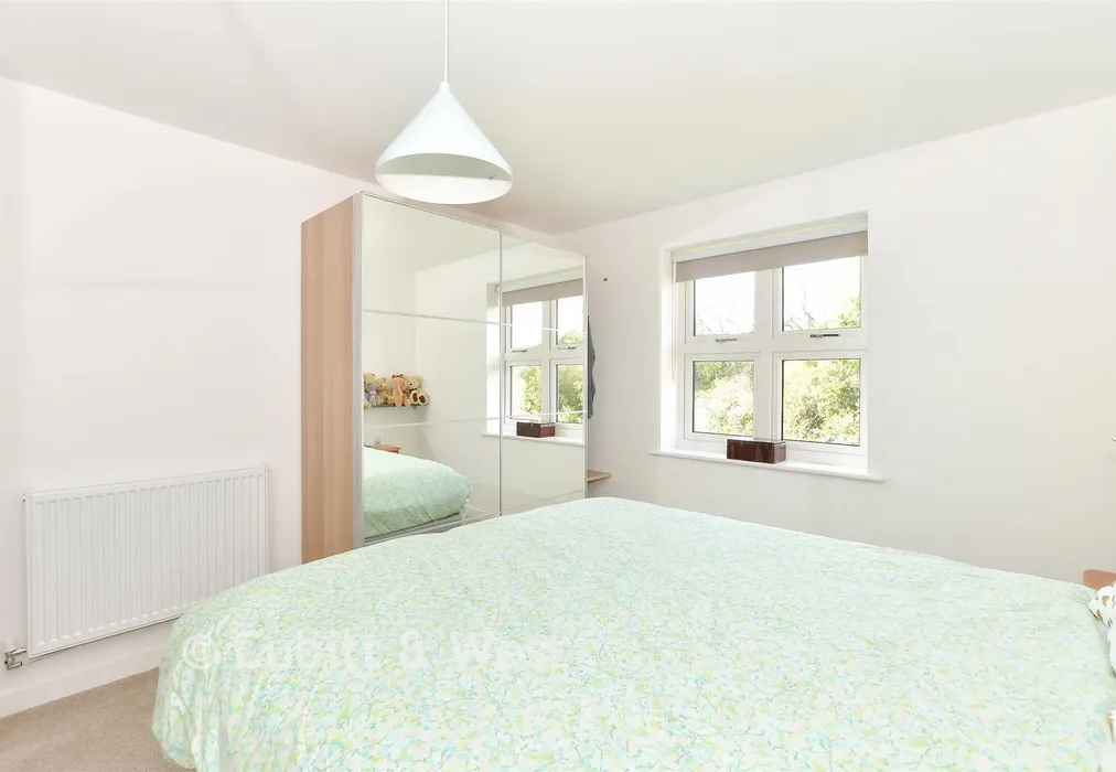 Bedroom 1 - Bramley Vale, Cranleigh, Surrey - Wards of Kent